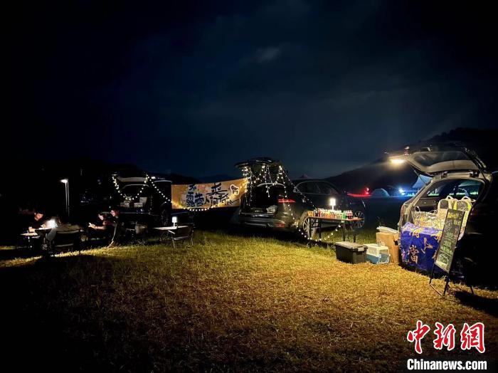 露營(yíng)節(jié)夜色中的后備箱集市?！」盘锟h融媒體中心 供圖