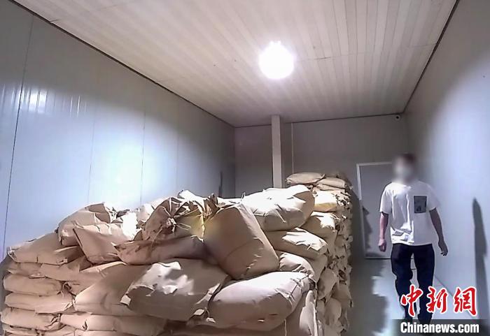 中緬邊境云南瑞麗查獲易制毒化學品10噸