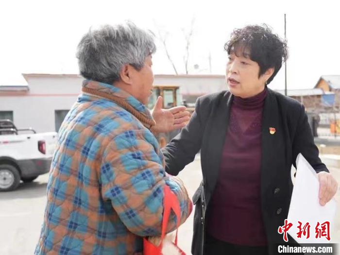 金珍玉正在為“銀發(fā)族”講解法律知識?！∈茉L者供圖