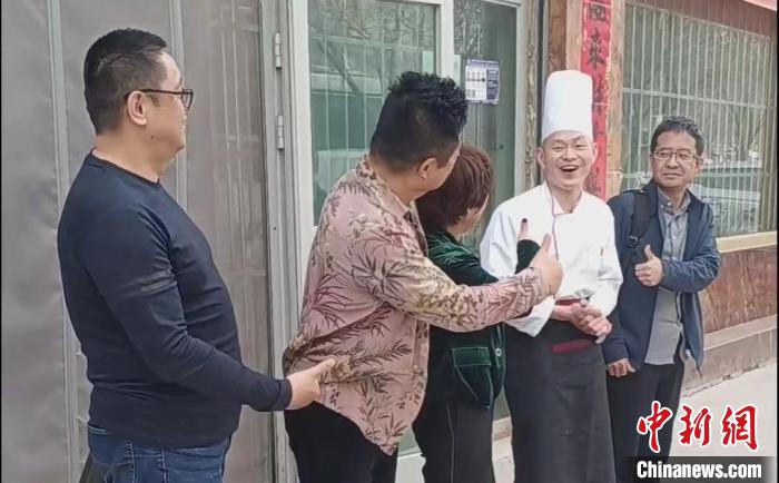 如今，唐洪軍在莎車開辦的川香閣，不但在當(dāng)?shù)厥晨椭惺軐?，還是外地游客的打卡地。　受訪者提供