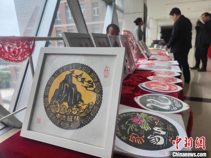 圖為新聞發(fā)布會(huì)現(xiàn)場(chǎng)展示的剪紙等產(chǎn)品。　楊大勇 攝