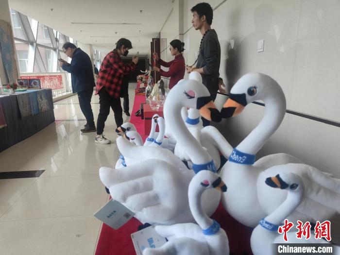 圖為新聞發(fā)布會(huì)現(xiàn)場(chǎng)展示的天鵝文創(chuàng)產(chǎn)品等。　楊大勇 攝
