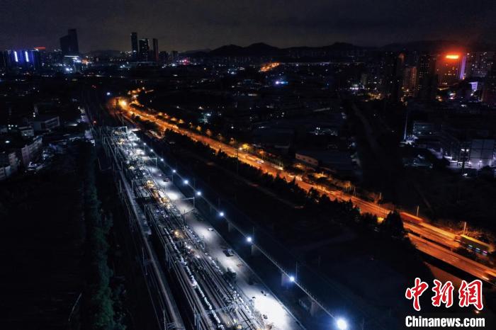 圖為鐵路工人正通宵施工作業(yè)?！V鐵集團(tuán) 供圖