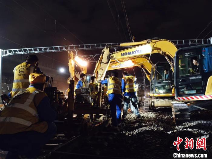 圖為鐵路工人正通宵施工作業(yè)?！V鐵集團(tuán) 供圖