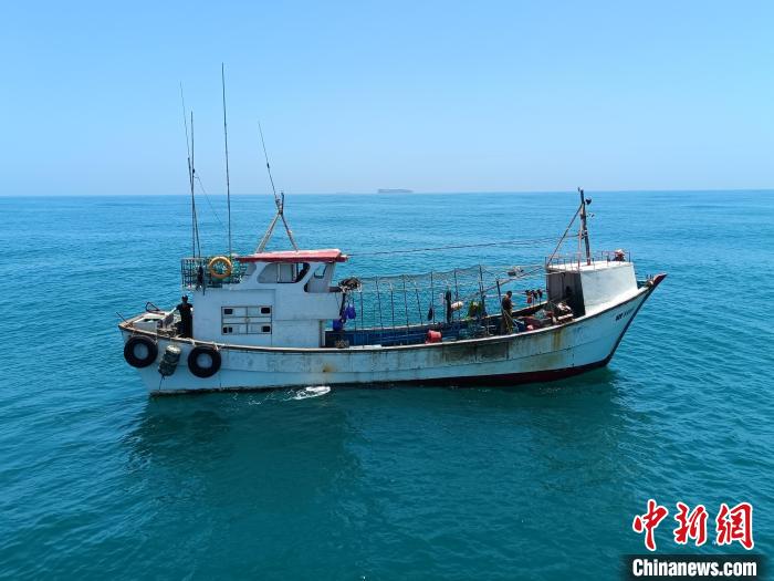 正在非法捕撈作業(yè)的涉案漁船?！≌闹莺＞止﹫D