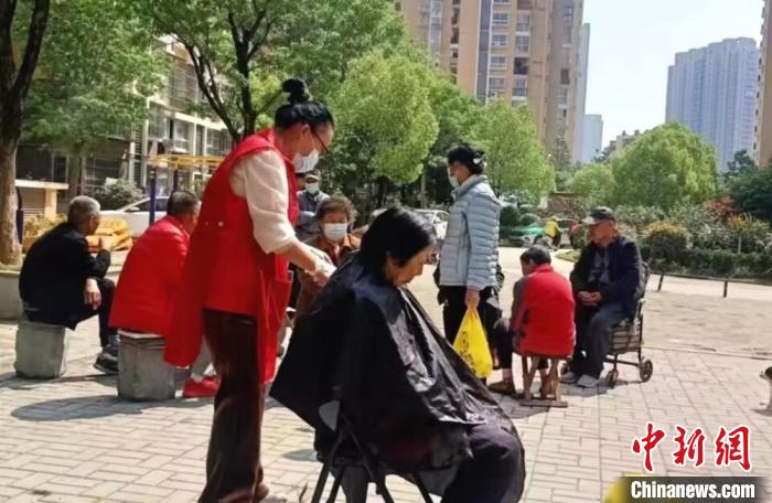 趙書娜帶領(lǐng)團隊到社區(qū)為孤寡老人理發(fā)、洗腳、打掃衛(wèi)生等提供多項服務(wù)。　吳繼良供圖
