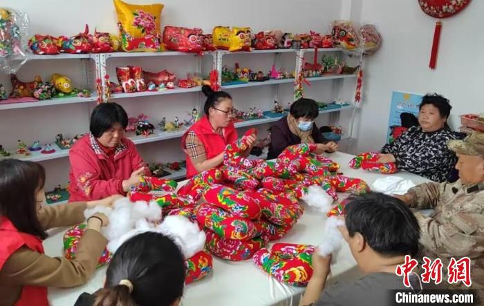 在繼良殘疾人之家，他們通過招募殘疾人，傳授香包制作工藝，增加殘疾人收入?！≈熘靖?攝
