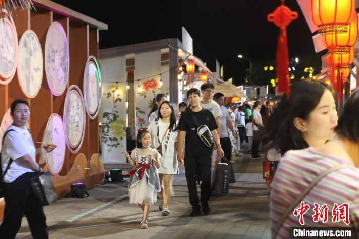 圖為市民游客在?？诠棚L(fēng)市集游玩?！?jiān)潞?攝