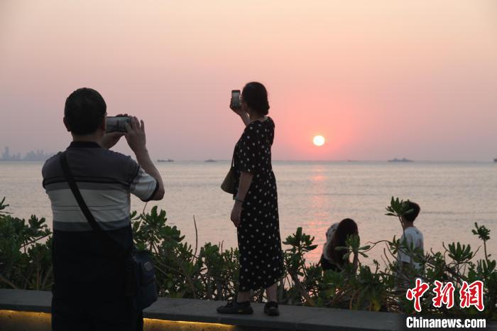 “立夏”時(shí)節(jié)，?？谑忻裼慰桶沓鲇涡蕾p落日，拍照留念?！?jiān)潞?攝