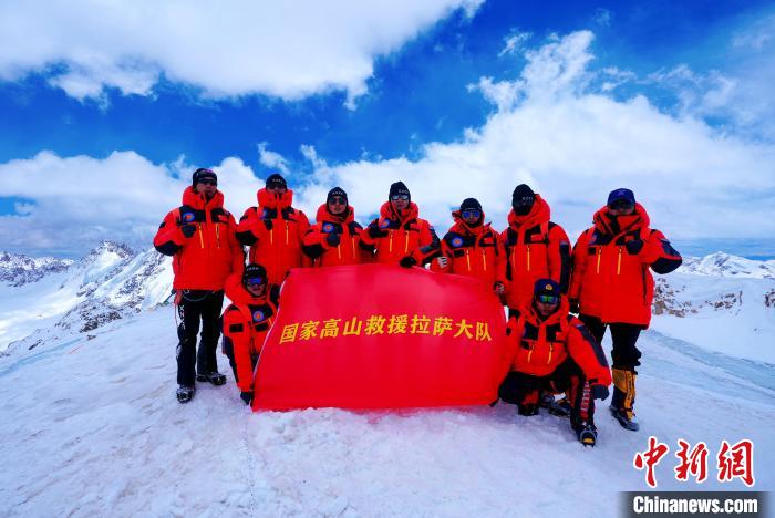 國家高山救援拉薩大隊(duì)隊(duì)員成功登頂海拔6010米洛堆峰后合影留念?！〖?攝