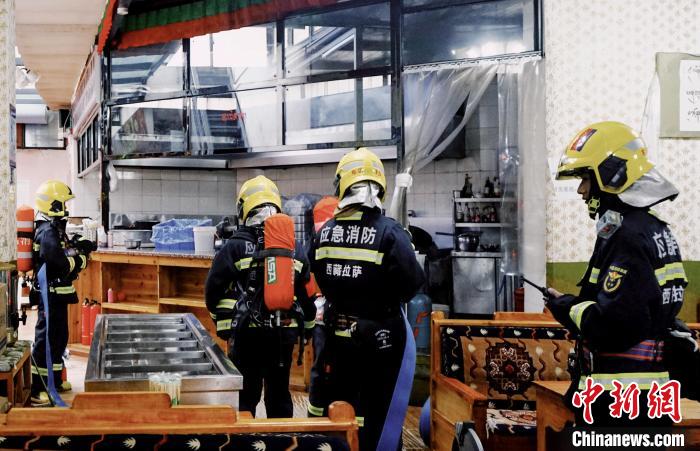 5月6日下午，布達拉宮消防救援大隊聯(lián)合布達拉宮廣場派出所組織轄區(qū)單位集中開展消防應(yīng)急疏散演練?！㈣?攝
