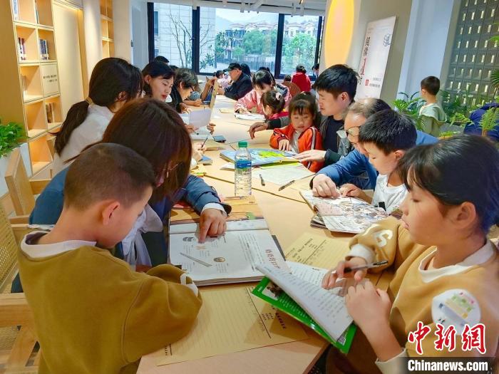 圖為22日，南昌百館聯(lián)動(dòng)邀請(qǐng)市民參與“閱讀1小時(shí)”讀書會(huì)及線下打卡活動(dòng)。　南昌市圖書館供圖