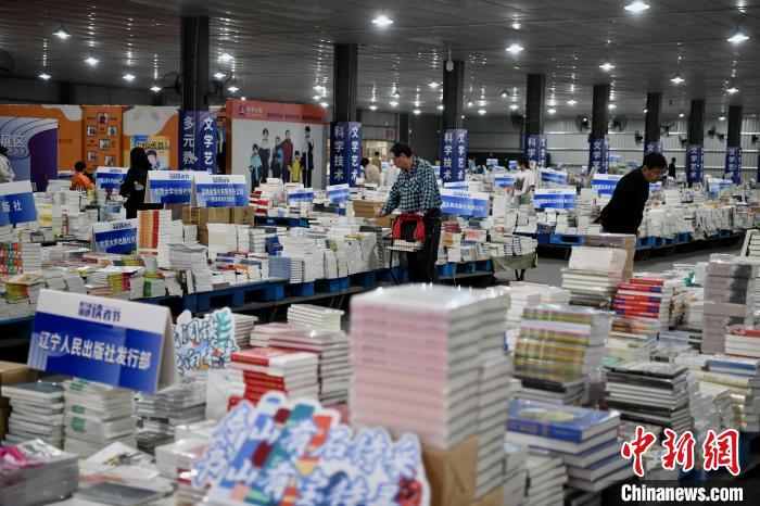 世界讀書(shū)日：福州市民徜徉在“書(shū)海”里