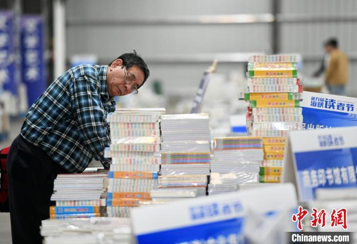 市民在書(shū)展上購(gòu)書(shū)。　王東明 攝