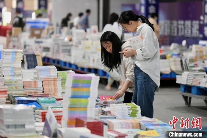 讀者節(jié)吸引許多市民前來(lái)購(gòu)書(shū)?！⊥鯑|明 攝