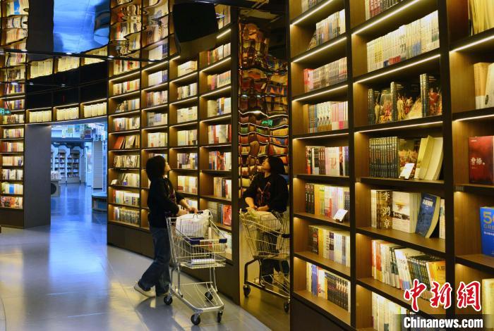 圖為市民在福州安泰新華書(shū)店購(gòu)書(shū)?！埍?攝