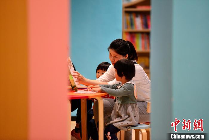 圖為家長(zhǎng)帶著小孩在福州安泰新華書(shū)店閱讀?！埍?攝