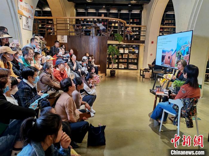 圖為民眾在幾何書店內(nèi)聽講座?！⌒涎┚?供圖