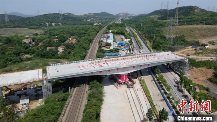 武漢繞城高速公路跨武九鐵路極不平衡轉體橋成功轉體 肖帆 攝