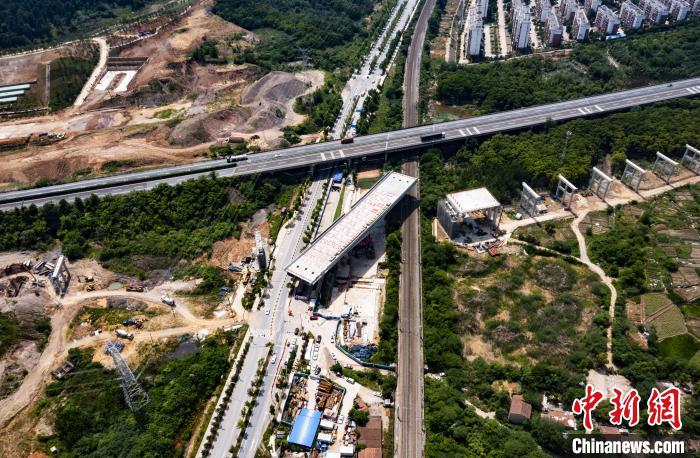 武漢繞城高速公路跨武九鐵路極不平衡轉體橋成功“華麗轉身” 余懿 攝