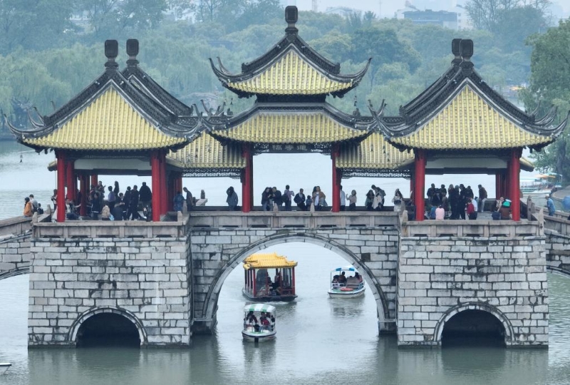 “五一”小長假期間，人們來到各地景區(qū)游玩，樂享假期。圖為5月3日，游客在江蘇揚(yáng)州瘦西湖風(fēng)景區(qū)游玩（無人機(jī)照片）。新華社發(fā) 孟德龍 攝