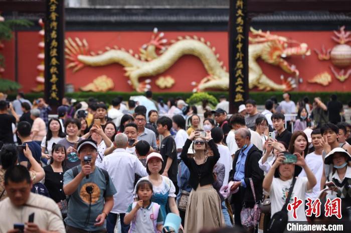 “五一”假期前三天人最多的十大景區(qū)出爐，南京夫子廟秦淮風(fēng)光帶、南京鐘山風(fēng)景區(qū)“擠”入全國前三名。泱波 攝