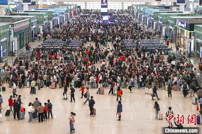 圖為4月29日，旅客在江西南昌西站的候車大廳內(nèi)候車。 中新社記者 劉力鑫 攝