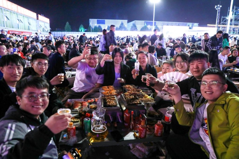 4月29日，游客在淄博市一家燒烤城吃燒烤。新華社發(fā) 朱偉 攝