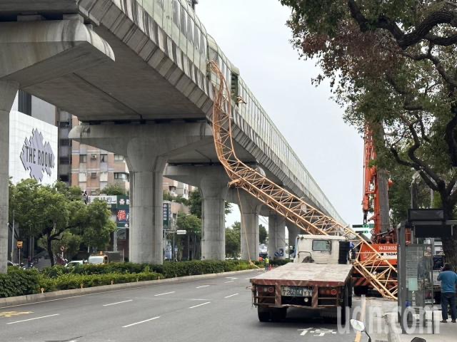 臺中興富發(fā)“文心愛悅”建案10天中午發(fā)生嚴重工安意外，31樓頂樓高塔吊吊臂拆除過程竟斷裂，直接砸向一旁的臺中捷運車廂。（圖源：臺灣“聯(lián)合新聞網”）