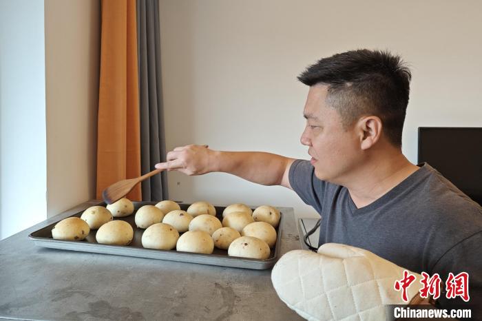 高睿旸最近迷上了制作老面丸面包?！枪跇?biāo) 攝