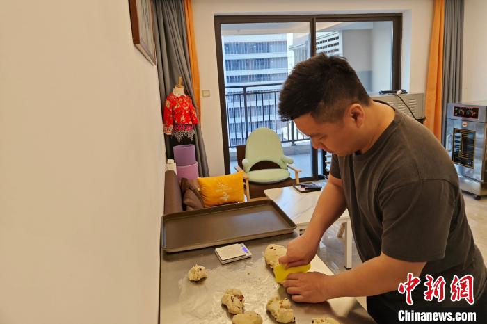 高睿旸最近迷上了制作老面丸面包?！枪跇?biāo) 攝