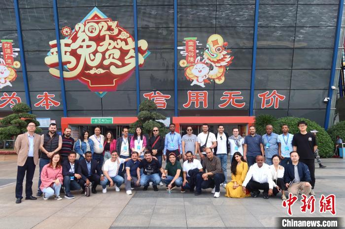 研修班學(xué)員走訪義烏國際商貿(mào)城。　董易鑫 攝