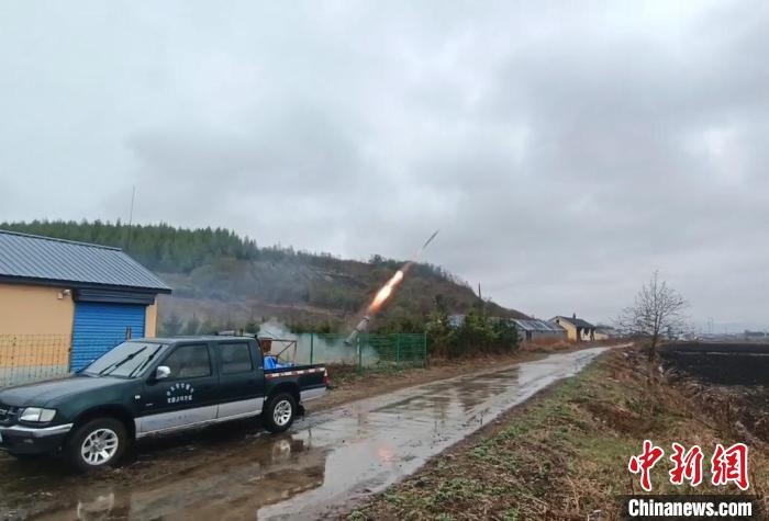 工作人員發(fā)射地面增雨火箭?！〖质∪斯び绊懱鞖廪k公室供圖