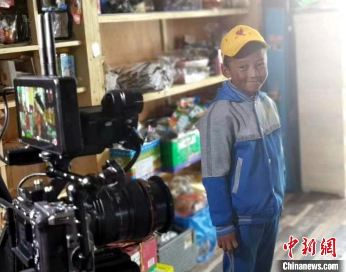 圖為《風的孩子》拍攝現(xiàn)場?！∑照?攝
