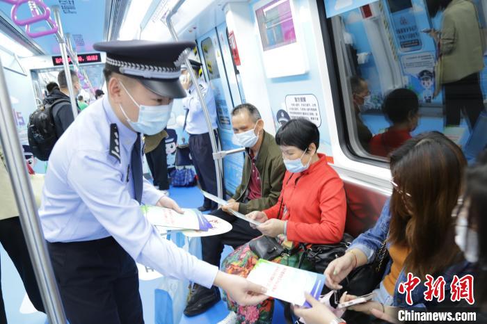 民警向乘客發(fā)放宣傳資料，講解防范經(jīng)濟(jì)犯罪的知識(shí)?！V西公安廳供圖