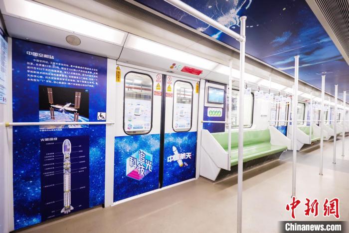 5月13日，上?！翱萍甲饭馓枴敝黝}列車亮相 上海科普地鐵行活動主辦方 供圖