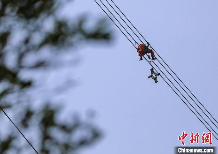 電力員工正在高空中作業(yè)?！W(wǎng)山西省電力公司供圖