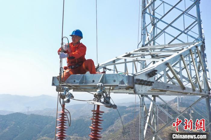 電力員工正在高空中作業(yè)?！W(wǎng)山西省電力公司供圖