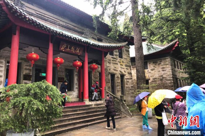 圖為在廬山抗戰(zhàn)博物館外，有不少等待參觀的游客。　吳鵬泉 攝