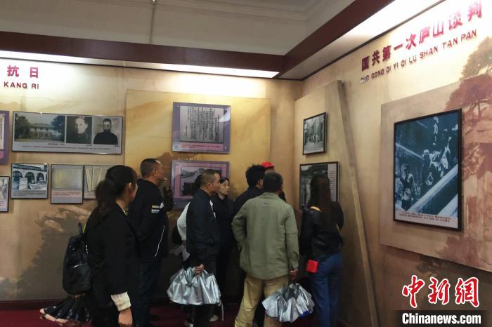圖為游客在廬山抗戰(zhàn)博物館內(nèi)參觀。　吳鵬泉 攝