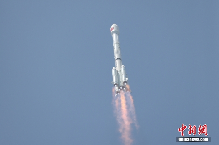 5月17日10時(shí)49分，我國(guó)在西昌衛(wèi)星發(fā)射中心用長(zhǎng)征三號(hào)乙運(yùn)載火箭，成功發(fā)射第五十六顆北斗導(dǎo)航衛(wèi)星。該衛(wèi)星屬地球靜止軌道衛(wèi)星，是我國(guó)北斗三號(hào)工程的首顆備份衛(wèi)星。入軌并完成在軌測(cè)試后，將接入北斗衛(wèi)星導(dǎo)航系統(tǒng)。此次發(fā)射是北斗三號(hào)工程高密度組網(wǎng)之后，時(shí)隔3年的首發(fā)任務(wù)。朱磊 攝