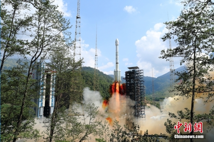 5月17日10時(shí)49分，我國(guó)在西昌衛(wèi)星發(fā)射中心用長(zhǎng)征三號(hào)乙運(yùn)載火箭，成功發(fā)射第五十六顆北斗導(dǎo)航衛(wèi)星。該衛(wèi)星屬地球靜止軌道衛(wèi)星，是我國(guó)北斗三號(hào)工程的首顆備份衛(wèi)星。入軌并完成在軌測(cè)試后，將接入北斗衛(wèi)星導(dǎo)航系統(tǒng)。此次發(fā)射是北斗三號(hào)工程高密度組網(wǎng)之后，時(shí)隔3年的首發(fā)任務(wù)。楊志遠(yuǎn) 攝