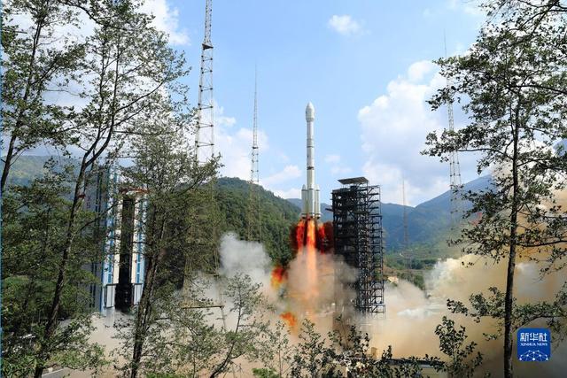 5月17日10時49分，我國在西昌衛(wèi)星發(fā)射中心用長征三號乙運載火箭，成功發(fā)射第56顆北斗導航衛(wèi)星。新華社發(fā)（楊志遠 攝）