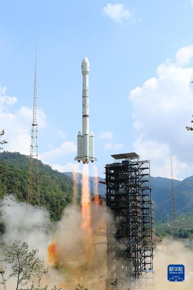 5月17日10時49分，我國在西昌衛(wèi)星發(fā)射中心用長征三號乙運載火箭，成功發(fā)射第56顆北斗導航衛(wèi)星。新華社發(fā)（楊志遠 攝）