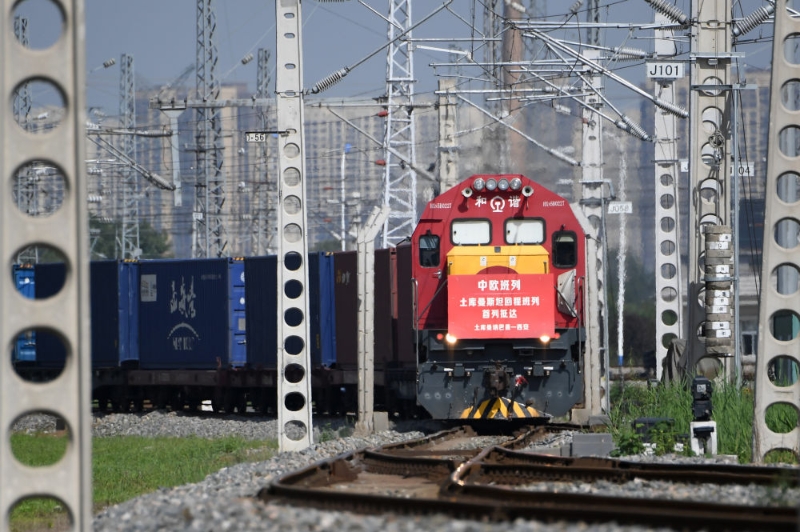 2022年8月31日，載有土庫曼斯坦甘草中藥材原料的中歐班列回程列車抵達西安國際港站。（圖源：新華網(wǎng)）