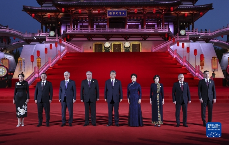 5月18日晚，國家主席習近平和夫人彭麗媛在陜西省西安市大唐芙蓉園為出席中國—中亞峰會的中亞國家元首夫婦舉行歡迎儀式和歡迎宴會。（圖源：新華網(wǎng)）