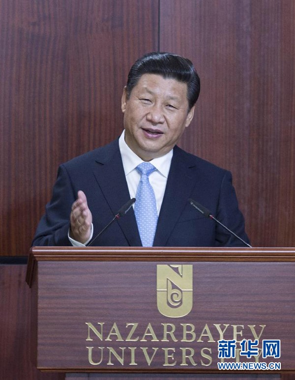 2013年9月7日，國(guó)家主席習(xí)近平在哈薩克斯坦納扎爾巴耶夫大學(xué)發(fā)表題為《弘揚(yáng)人民友誼 共創(chuàng)美好未來(lái)》的重要演講。(新華社記者 王曄 攝)