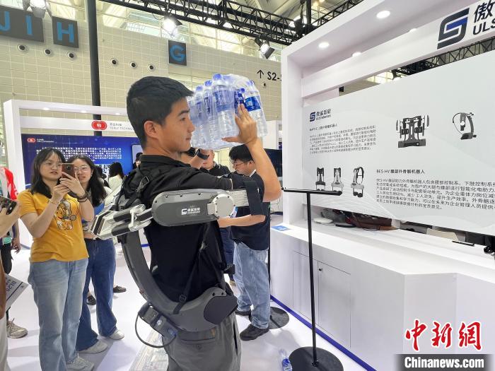 能舉重物、能做營(yíng)銷、能送外賣……各類特色機(jī)器人亮相第七屆世界智能大會(huì)