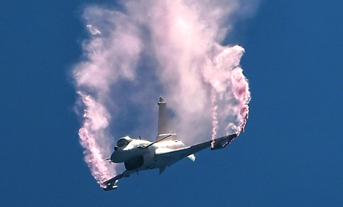 11月6日，殲-10B推力矢量驗證機首次亮相，精彩完成多個過失速機動動作。