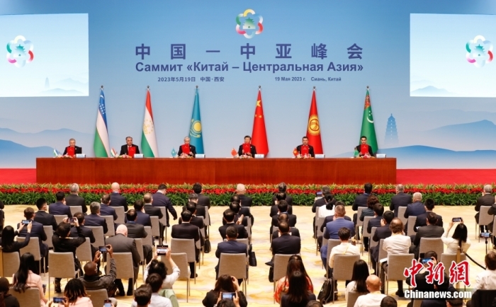 5月19日，中國—中亞峰會在西安國際會議中心成功舉行，中國國家主席習近平同哈薩克斯坦總統(tǒng)托卡耶夫、吉爾吉斯斯坦總統(tǒng)扎帕羅夫、塔吉克斯坦總統(tǒng)拉赫蒙、土庫曼斯坦總統(tǒng)別爾德穆哈梅多夫、烏茲別克斯坦總統(tǒng)米爾濟約耶夫共同會見記者。圖為習近平同中亞五國元首共同簽署《中國－中亞峰會西安宣言》。<a target='_blank' href='/'>中新社</a>記者 盛佳鵬 攝